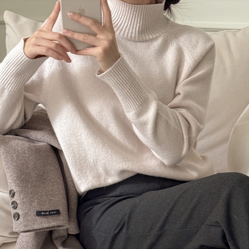Soft half-turtleneck knitwear