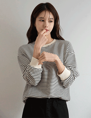 Smile tag horizontal-lined sweatshirt Korea