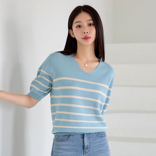 Half horizontal striped v Knitwear