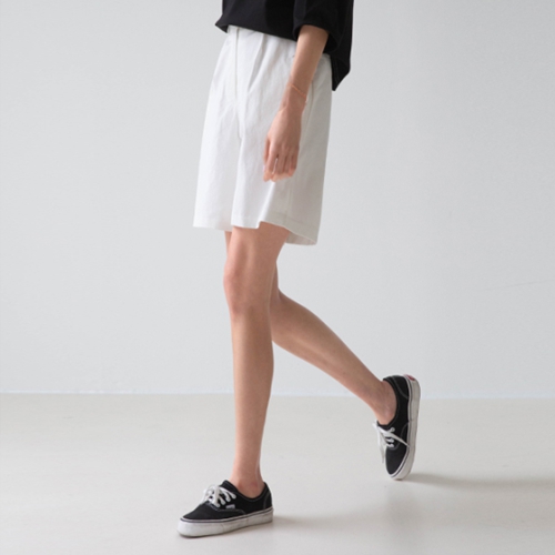 Bizo button pintuck shorts