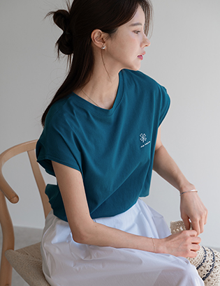 Clover embroidered cap sleeved T-shirt Korea