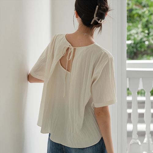 Rom Back-Slit Ribbon Blouse