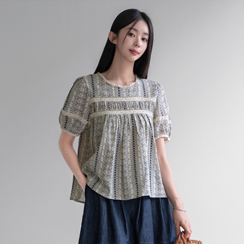 Lace-printed shirring blouse