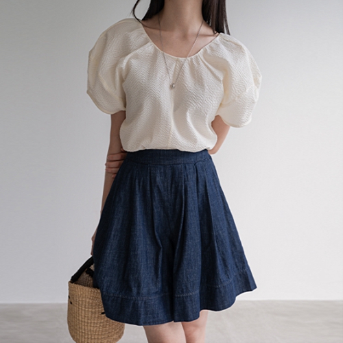 Volume Embo Puff Blouse