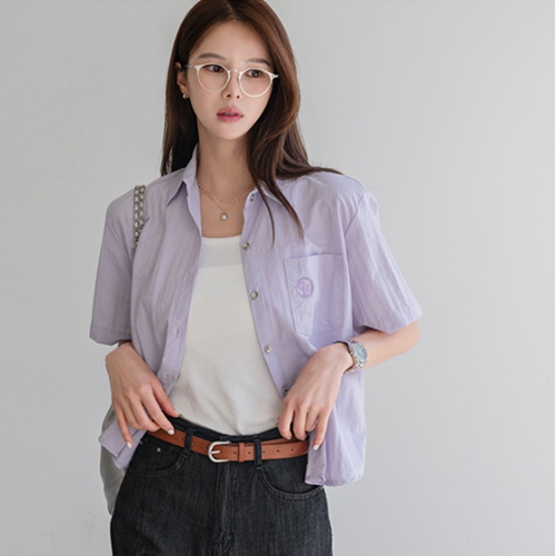 Metal button embroidered short-sleeved shirt
