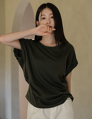 Slim shoulder pintuck pleated T-shirt Korea