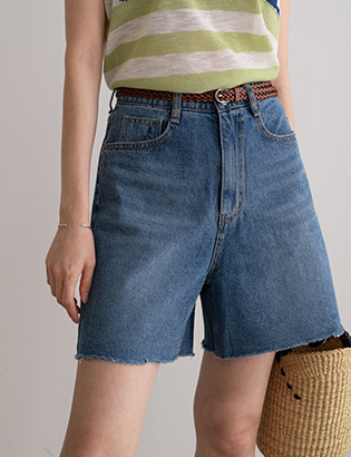 Hard-cut denim shorts Korea