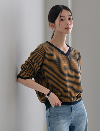 Lovie Horizontal Stripe 3/4 sleeve V-neck sweatshirt Korea