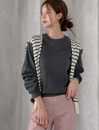 Back embroidered incision sweatshirt Korea