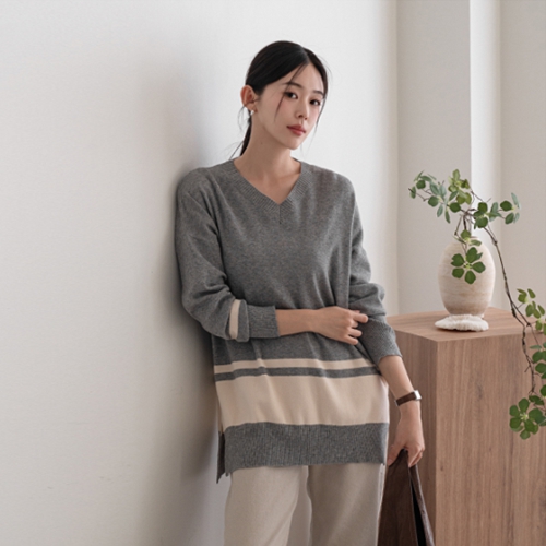Under Color Matching V-neck Slit Knitwear