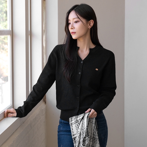 [valyou] Neck Slit Gold Logo Cardigan