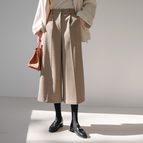 Wide Eight-quarter Length Pintuck Slacks