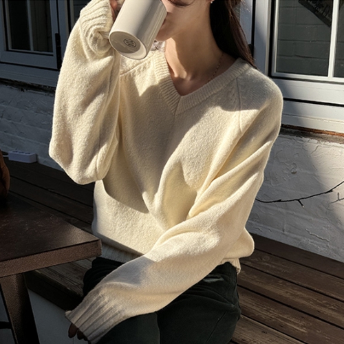 Diva loose fit V-neck knitwear