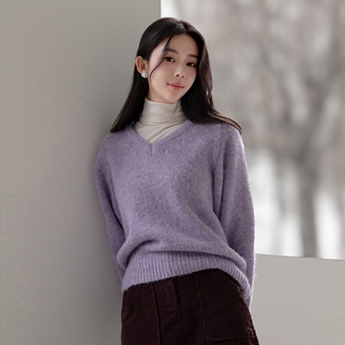 Soft leather patch V-neck knitwear