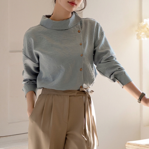 [valyou] Diagonal 버튼 Collar Blouse