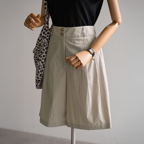 Rustling Pintuck Two Button Shorts