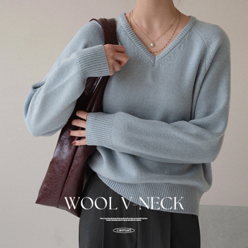 Fine Bee Wool V-neck Knitwear