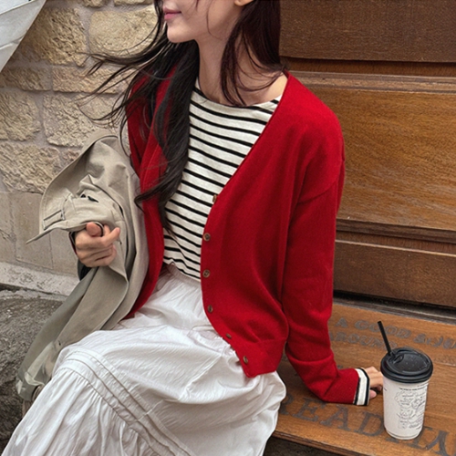 [valyou] Wool 자수 V-neck Cardigan