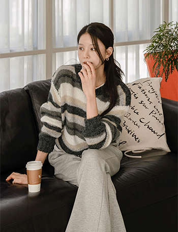 러스 Wool horizontal striped Round Knitwear Korea