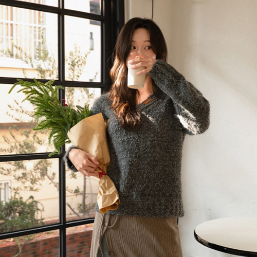 Leather Patch Wool V Boucle Knitwear