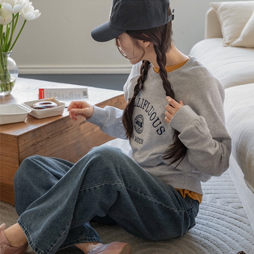 Melly Raglan Lettering Sweatshirt