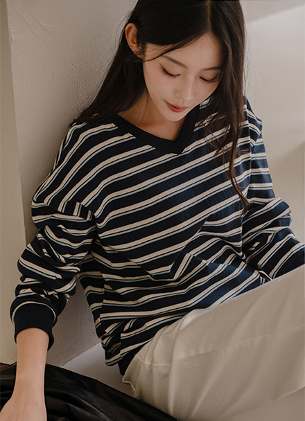 Robin Stripe V Sweatshirt Korea