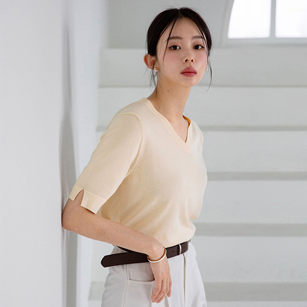 Royal back button V-neck knitwear
