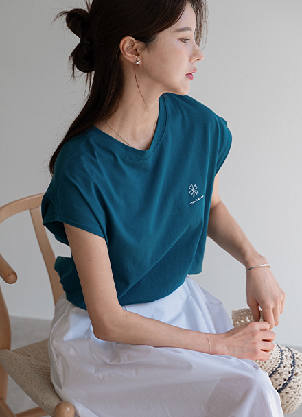 Clover embroidered cap sleeved T-shirt Korea
