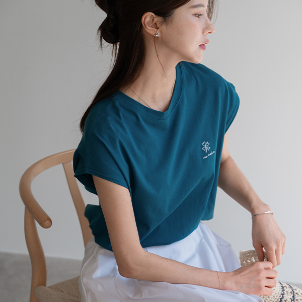 Clover embroidered cap sleeved T-shirt