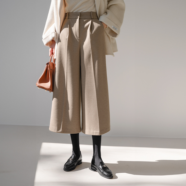 Wide Eight-quarter Length Pintuck Slacks