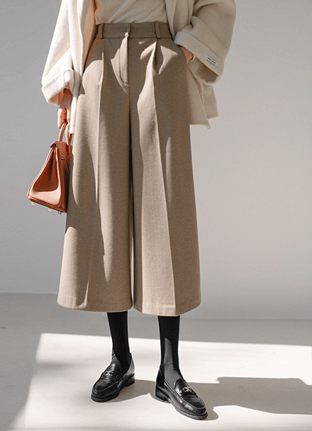 Wide Eight-quarter Length Pintuck Slacks Korea