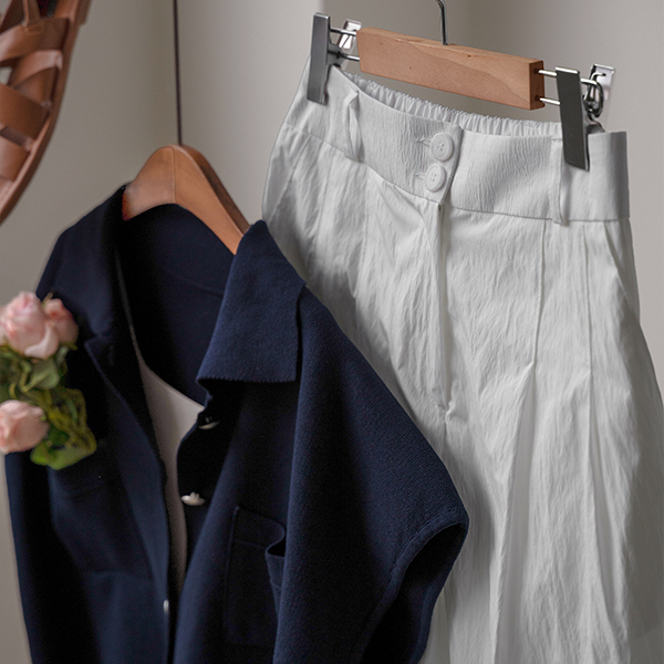 Rustling Pintuck Two Button Shorts