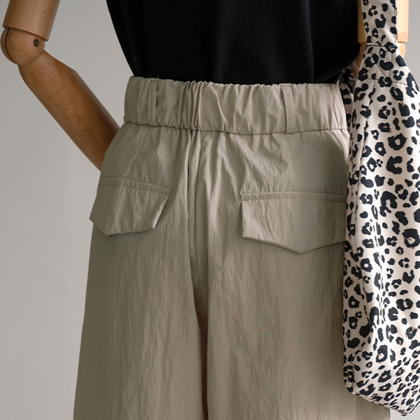 Rustling Pintuck Two Button Shorts