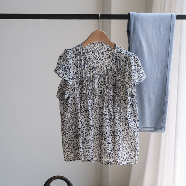 Flower Pintuck Cap Sleeves Blouse