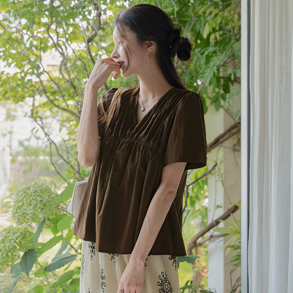 V Shirring Short-sleeve Blouse