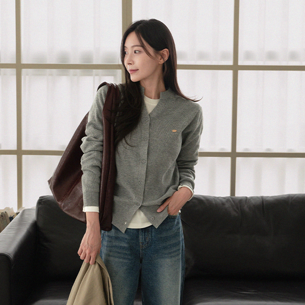 [valyou] Neck Slit Gold Logo Cardigan