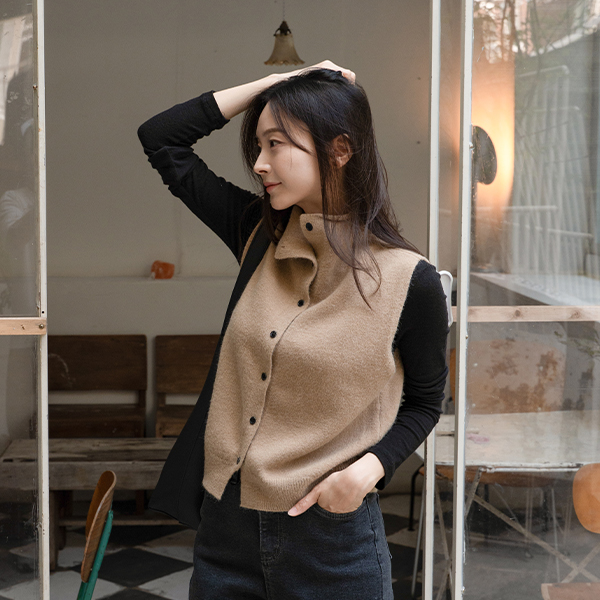 Highneck Button Knit Vest