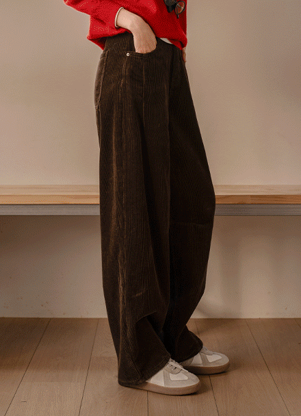 Curved fur lining back banding golden pants Korea