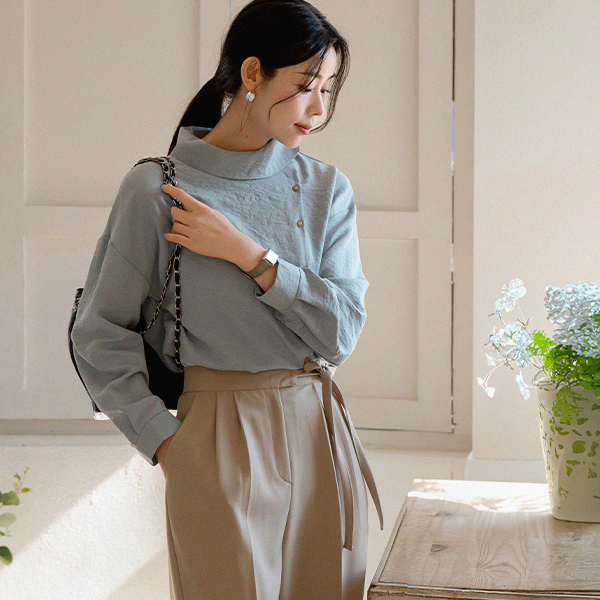 [valyou] Diagonal 버튼 Collar Blouse
