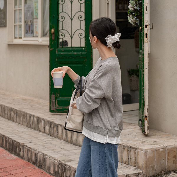 door T-shirt layered sweatshirt