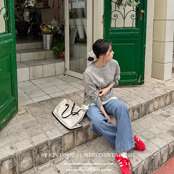 door T-shirt layered sweatshirt