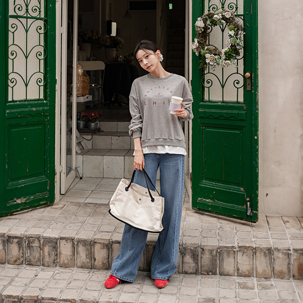 door T-shirt layered sweatshirt