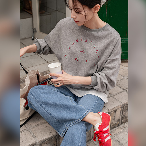 door T-shirt layered sweatshirt