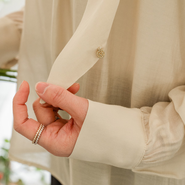 [valyou] Gold 펜던트 타이 Blouse