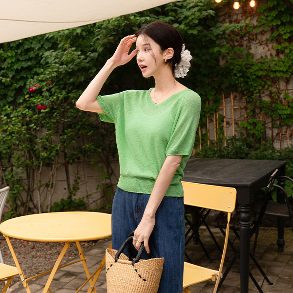 Ophelia Embroidery V-neck Boucle Short-sleeve Knitwear