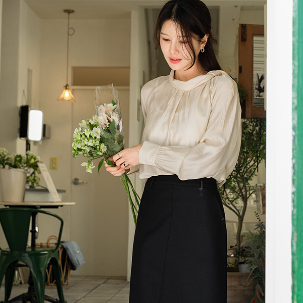 [valyou] Gold Pendant Tie Blouse