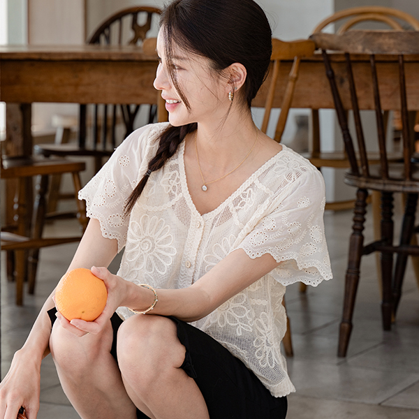 Silky Flower Embossed Embroidery Short-sleeve Cardigan
