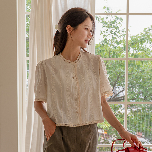 Flower embroidered mother-of-pearl punching blouse
