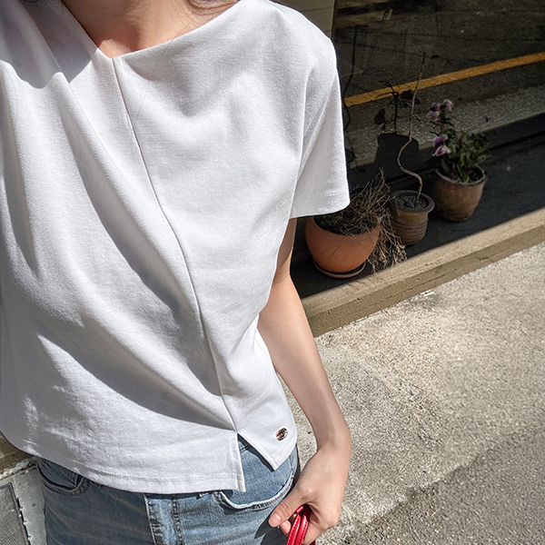 Diagonal 절개 펜던트 Short-sleeve T-shirt