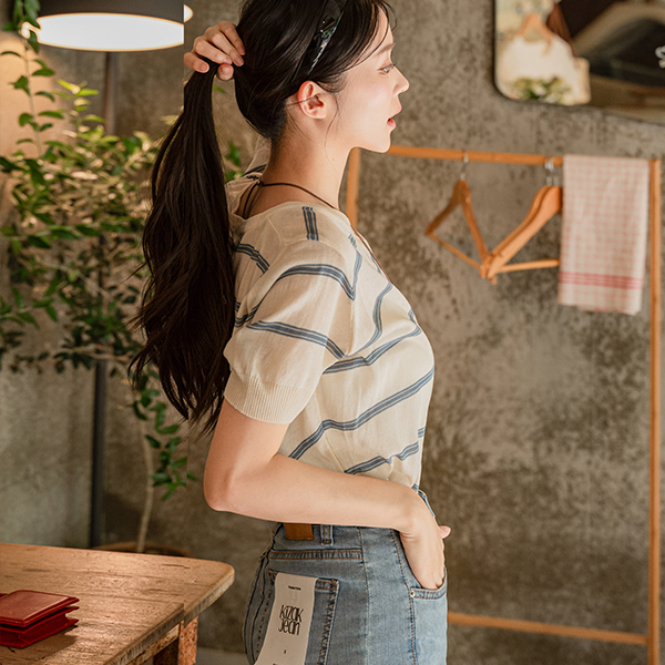 Horizontal Striped V-neck Short-sleeve Knitwear
